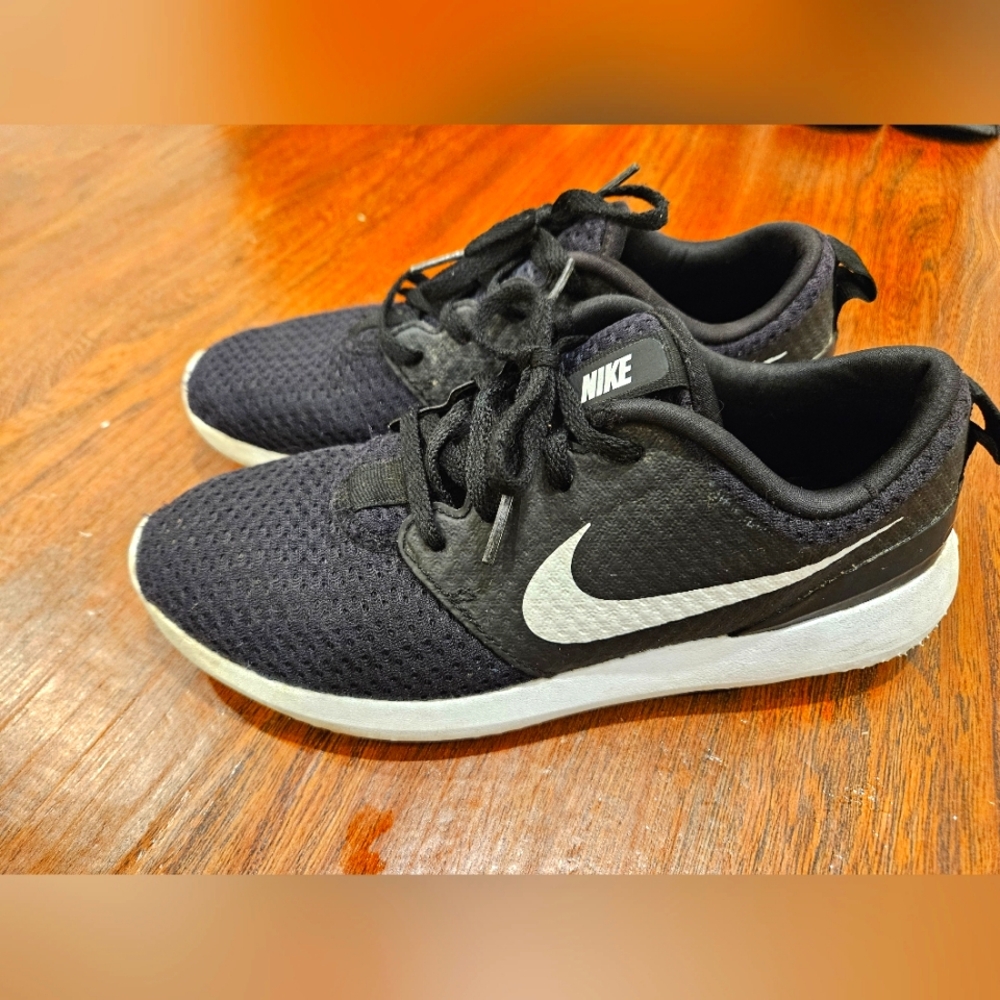 Nike Kids Black and White Golf Shoes Size 5Y